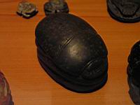 Scarabee (fin Nouvel Empire & Epoque saite, XXVIe dyn, pierre noire) (musee de Lyon).jpg