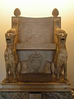 Trone d'un pretre de Bacchus (musee du Louvre) (2).jpg